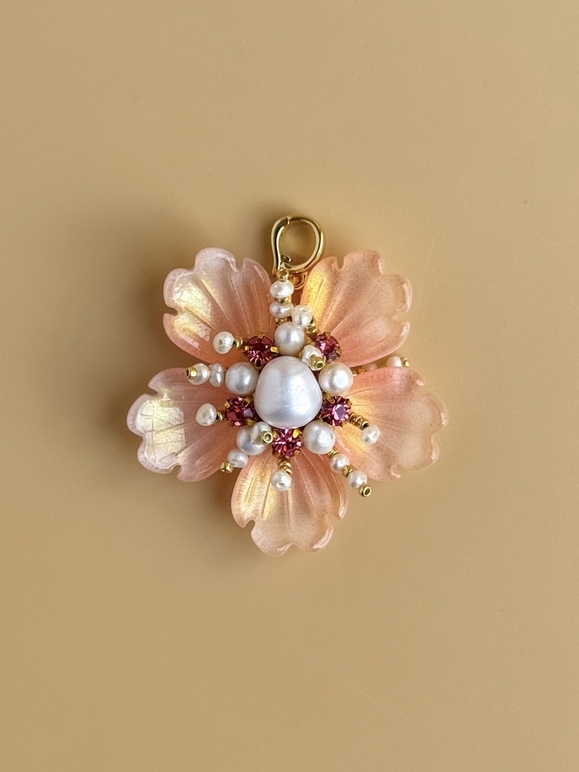 Кулон персиковый цветок с жемчугом