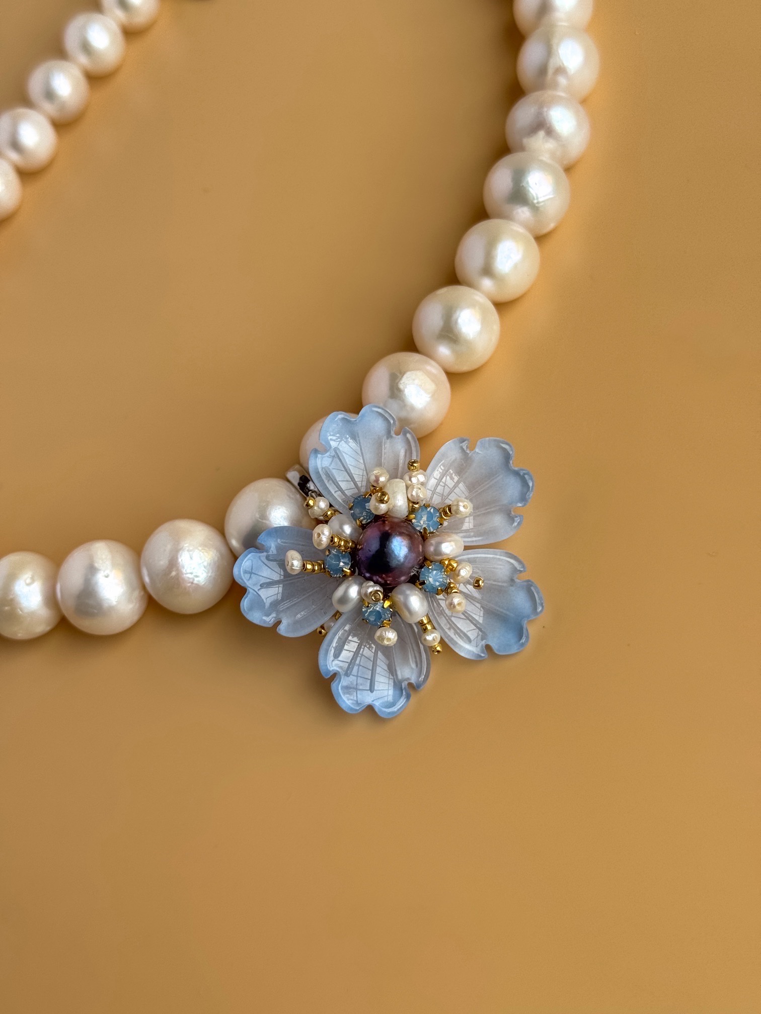 Кулон голубой цветок с жемчугом