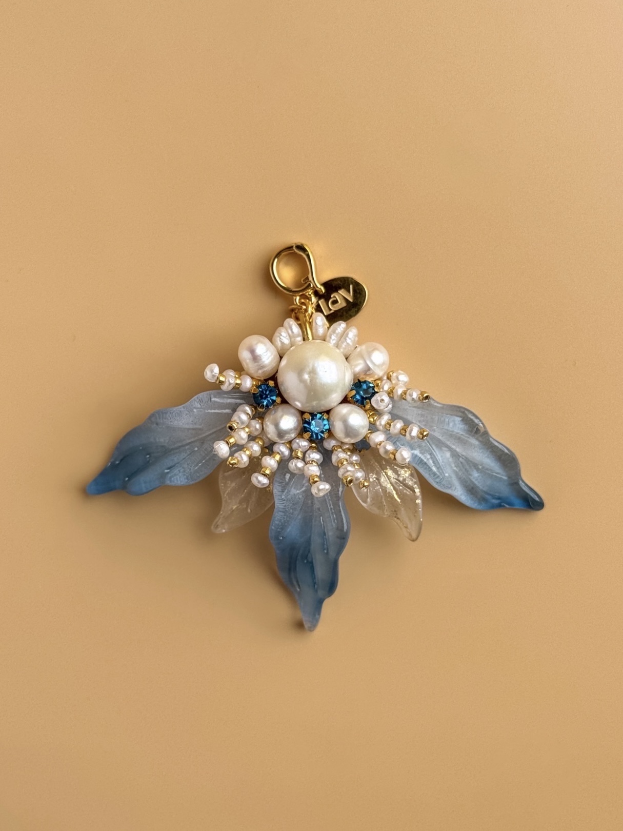 Кулон голубые лепестки с жемчугом