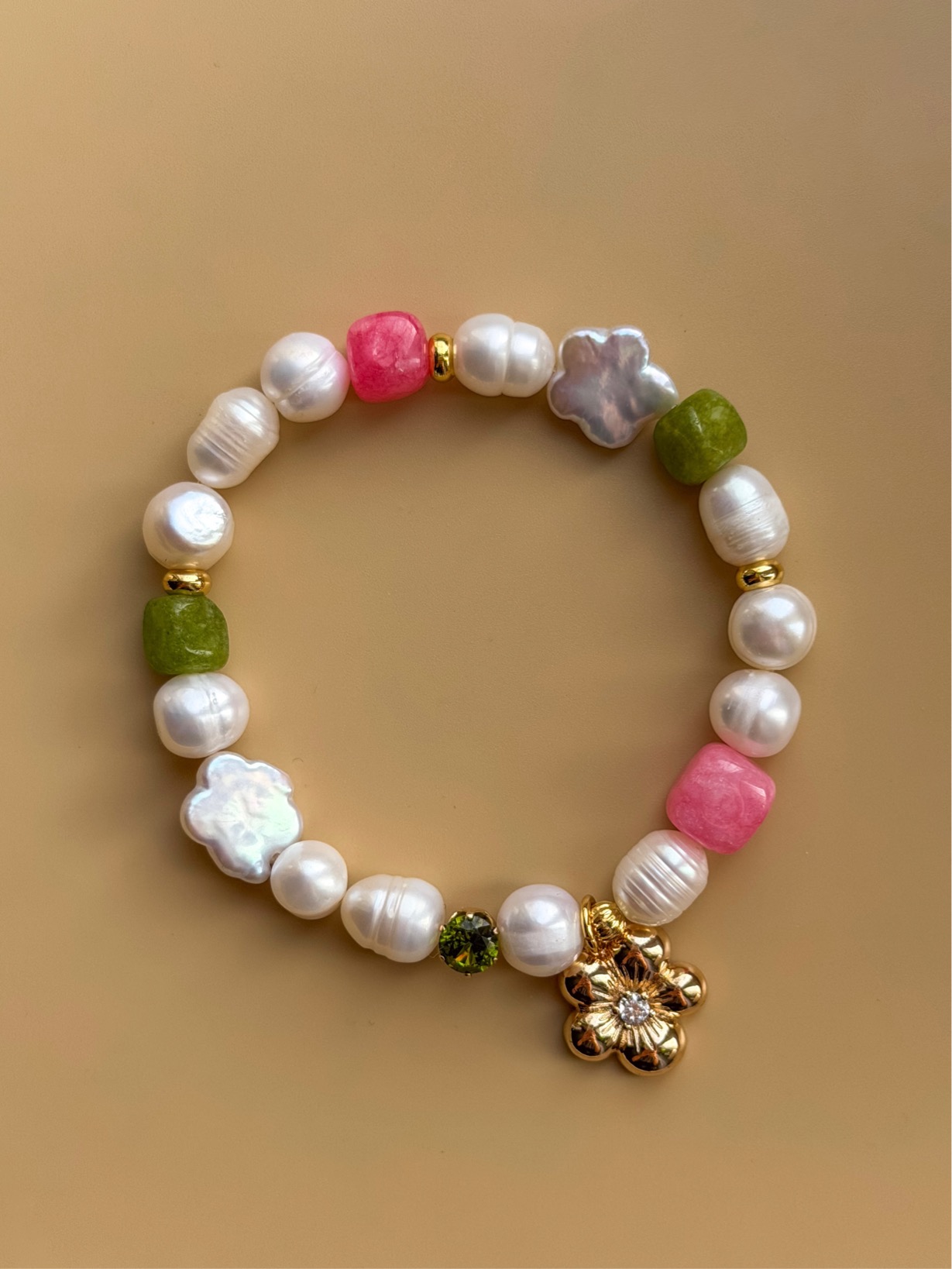 Браслет из микса жемчуга  с подвеской цветок