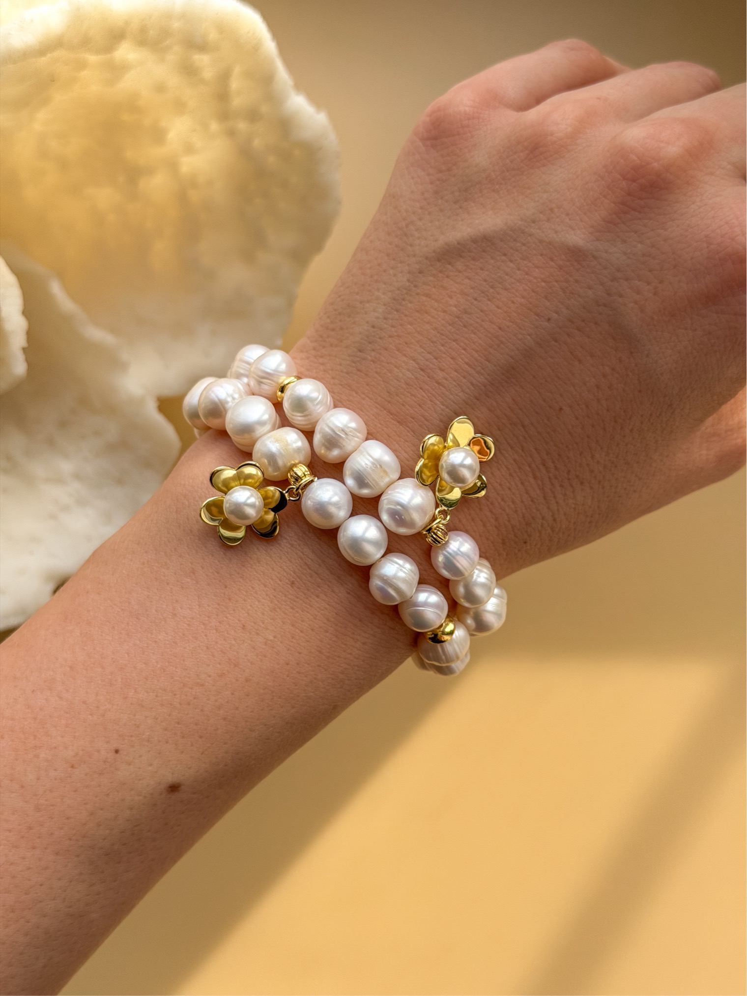 Браслет из жемчуга с подвеской цветок