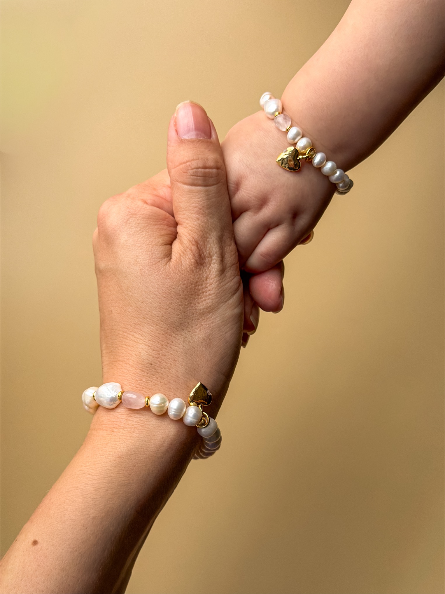 Парные браслеты из жемчуга для мамы и доченьки с розовым кварцем