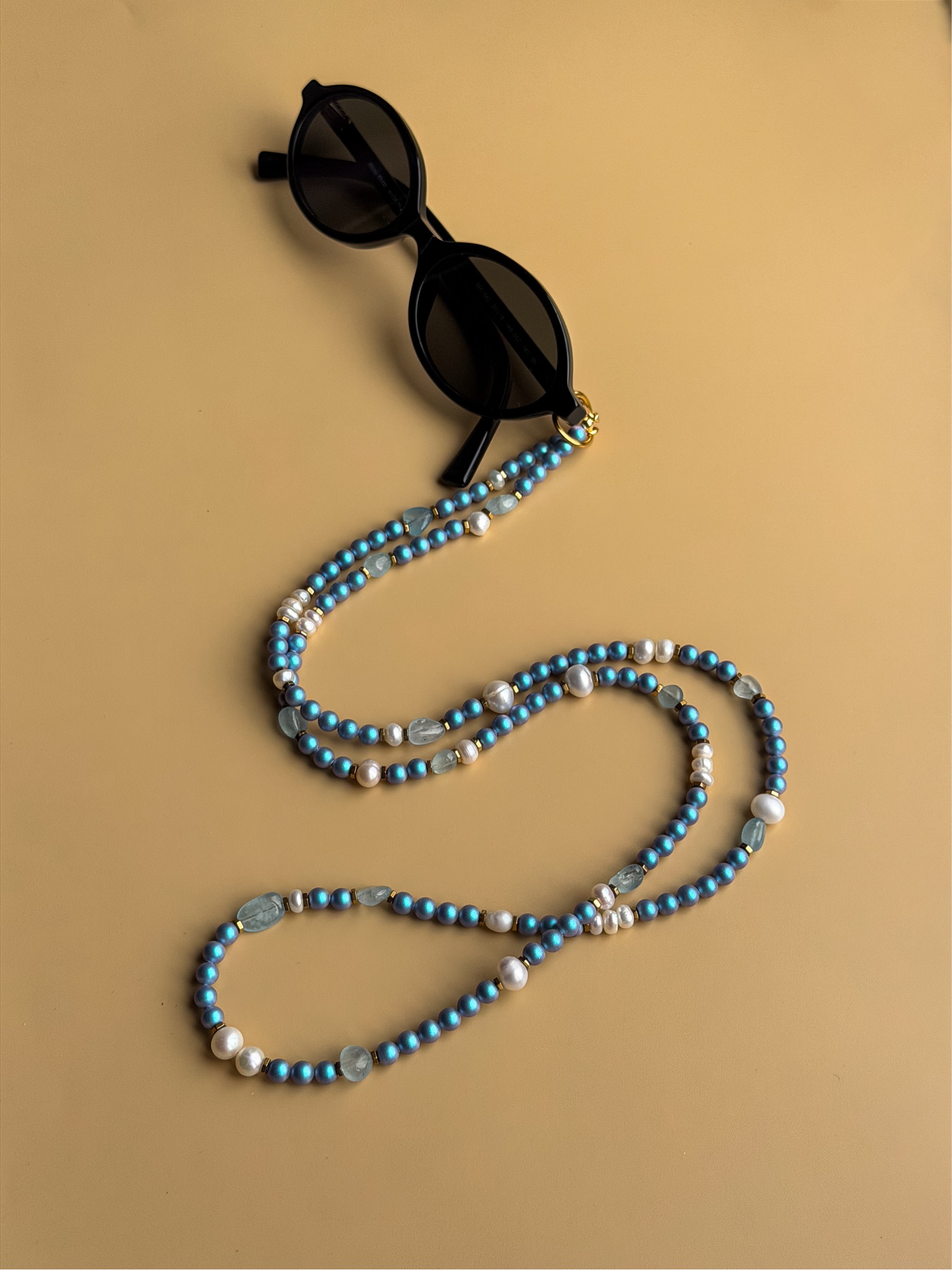 Жемчужная цепочка для очков с аквамарином