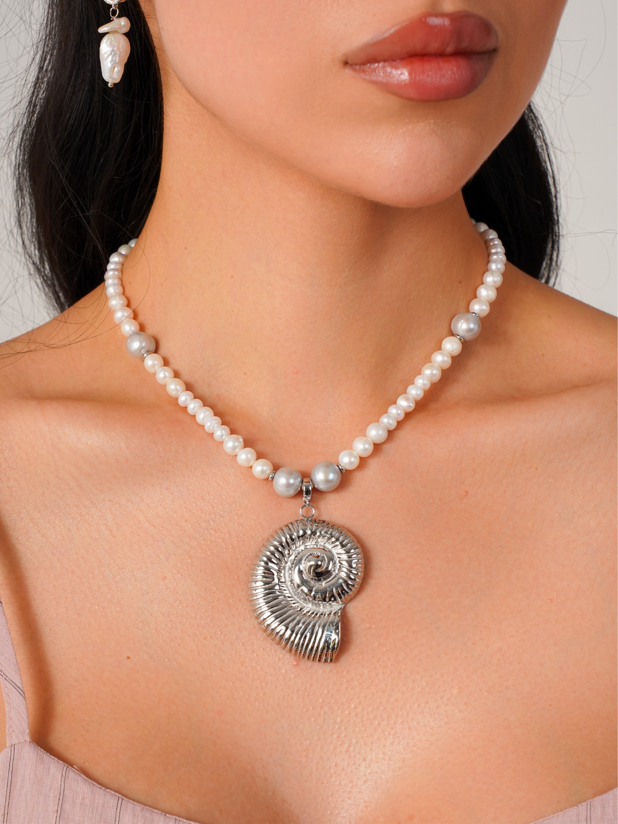 Жемчужный чокер со съемной подвеской наутилус